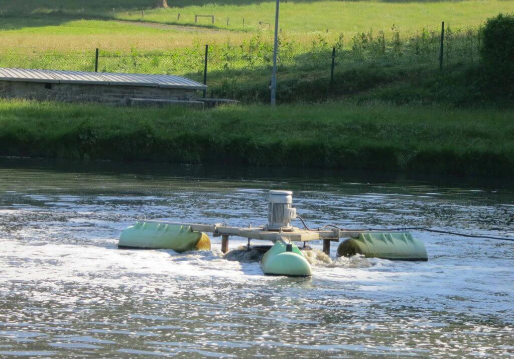 Belüfteter Teich mit Centrox Belüfter vor einer Tauchkörperstufe