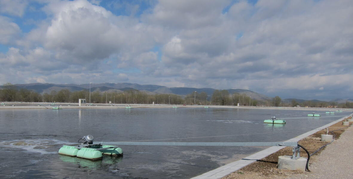 OxyStar Belüfter auf Schwimmern in einer großen Abwasserteichanlage