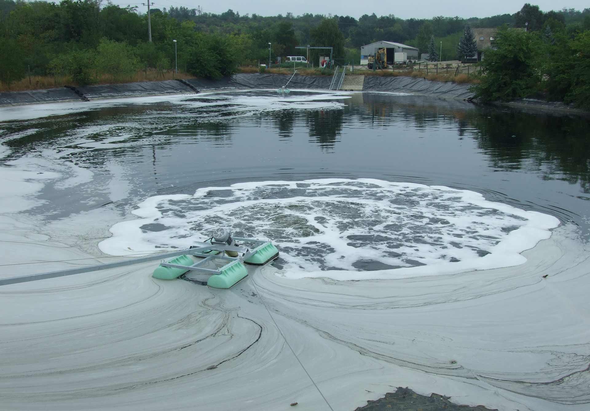 Lagoa de armazenamento de um aterro na Hungria com arejadores OxyStar