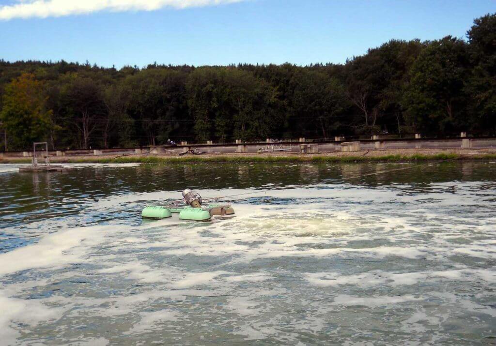 OxyStar Belüfter mit Schwimmer in der Teichanlage einer Papierfabrik