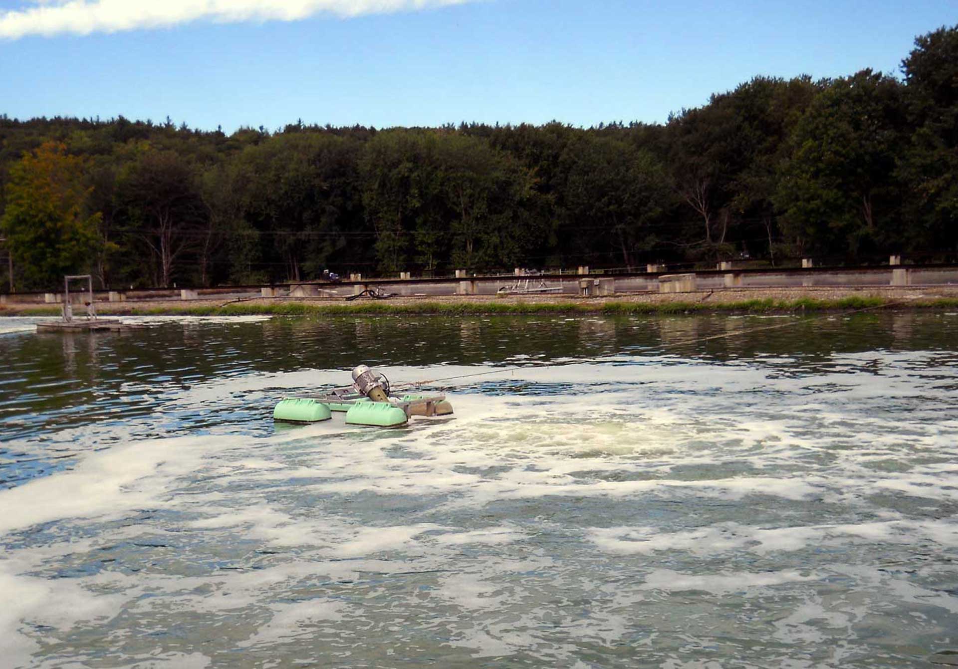 Aireador OxyStar con flotadores en laguna de industria papelera