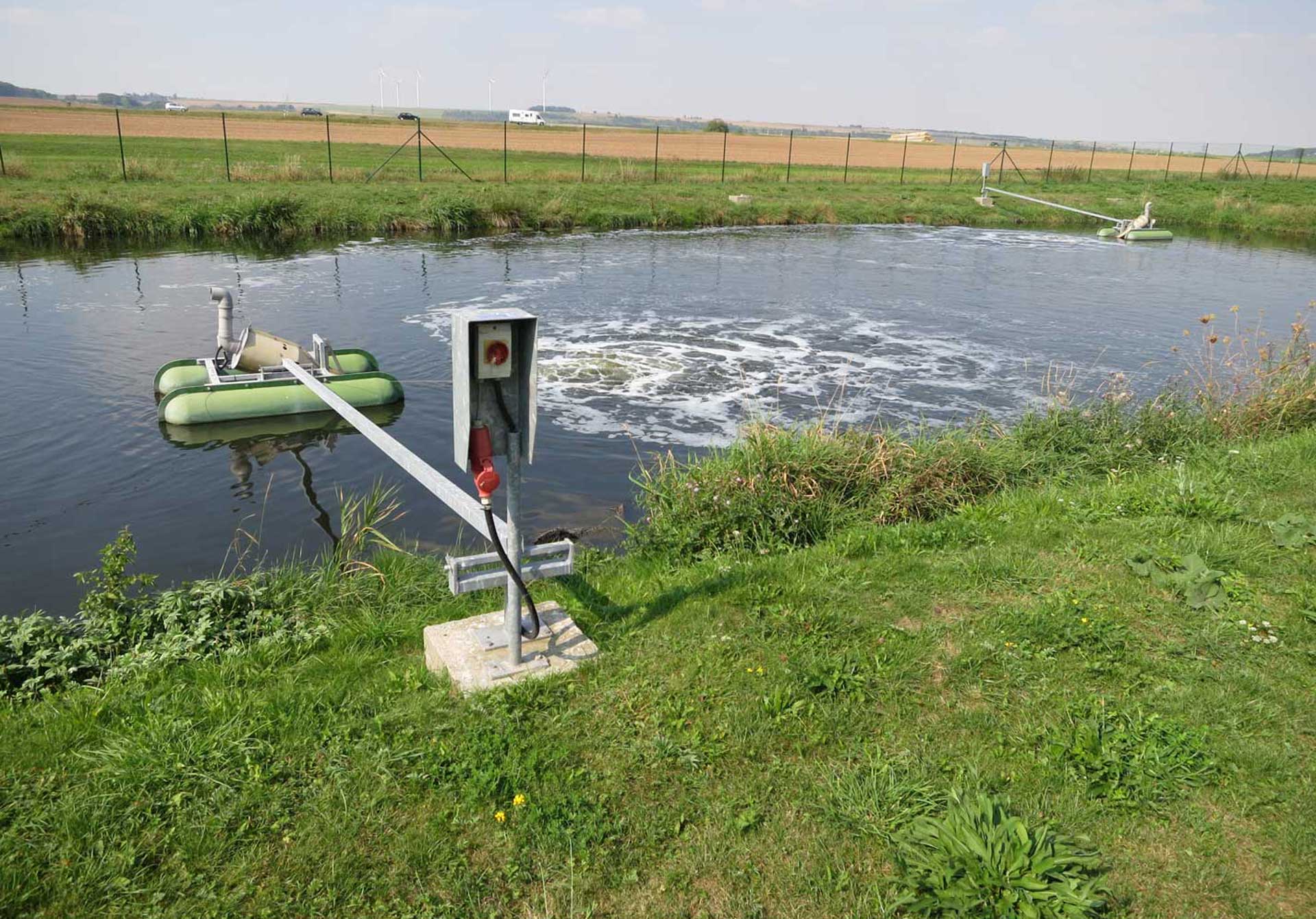 Aireador OxyStar en una pequeña laguna de tratamiento de efluentes municipales