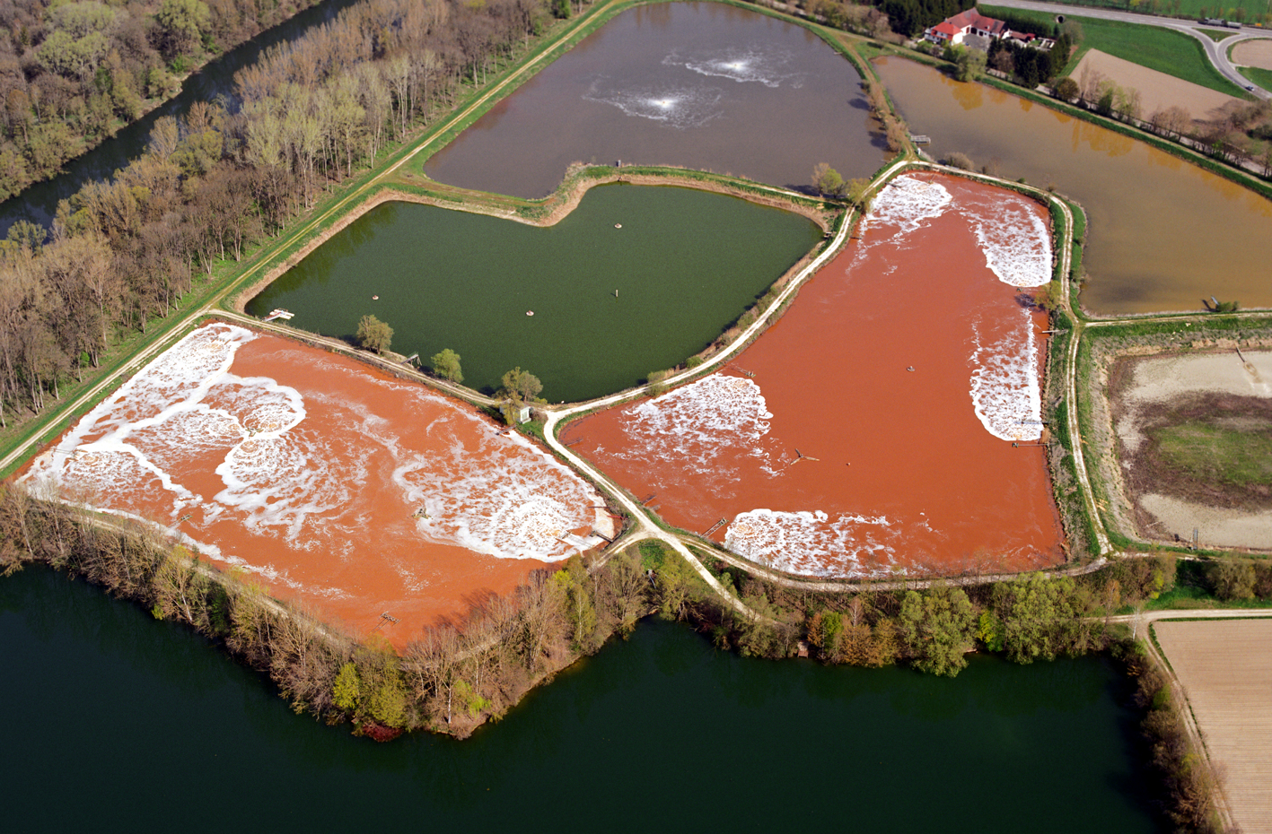 Lagoas em série arejadas de uma fábrica de açúcar